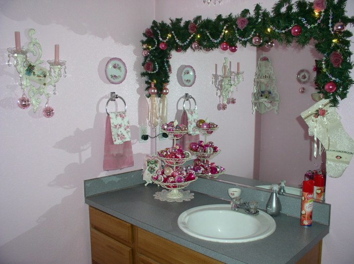 Pink christmas bathroom decor